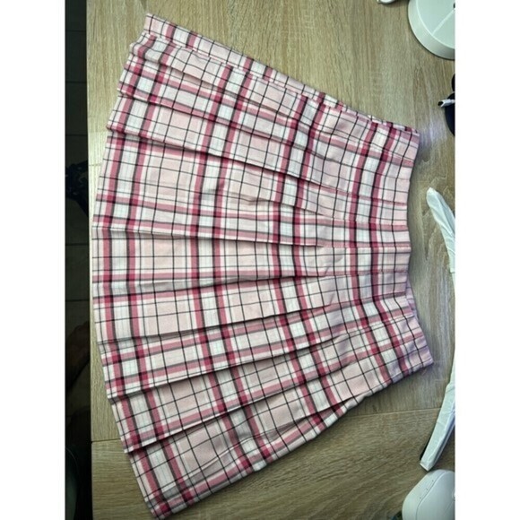 No Boundaries Heartbreak pleated check mini skirt in pink. Size S. - Picture 6 of 9